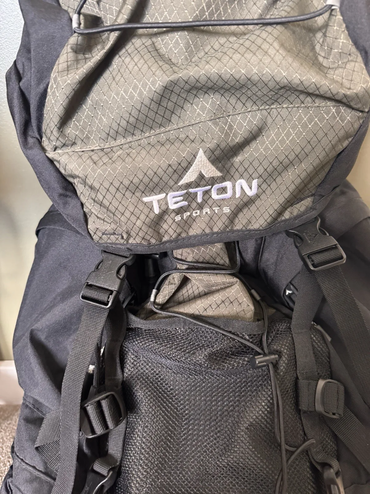 Teton Scout lid above the front mesh pocket