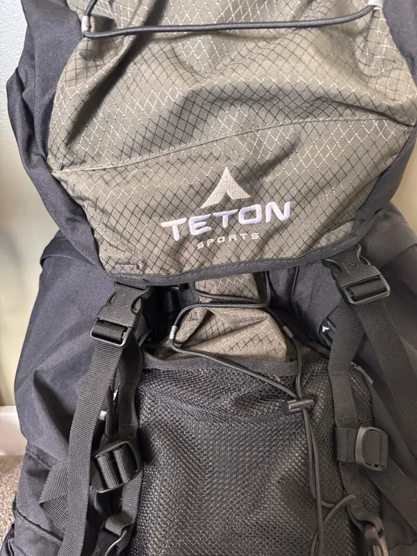 Teton Scout lid above the front mesh pocket