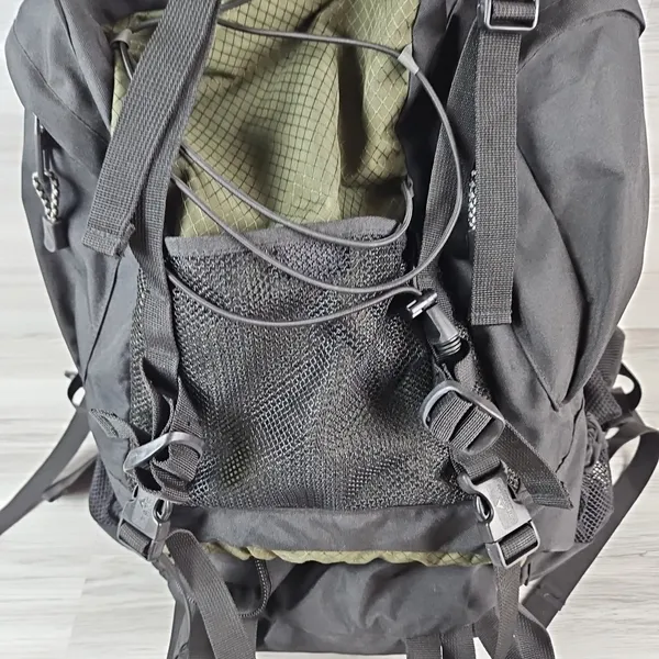 Front mesh pocket with a bungee cord on the Teton Scout